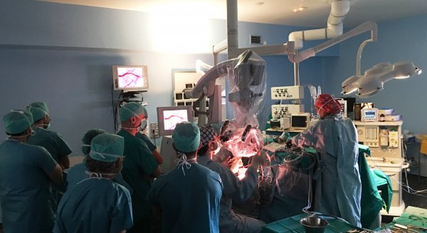 El Hospital Regional emplea la técnica de resección de tumores cerebrales guiada por fluorescencia