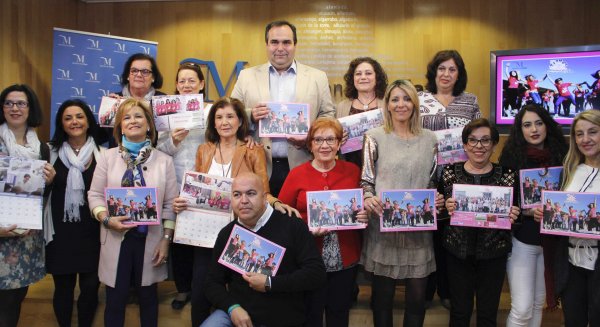 Asamma presenta un calendario solidario para ayudar a mujeres con cáncer de mama