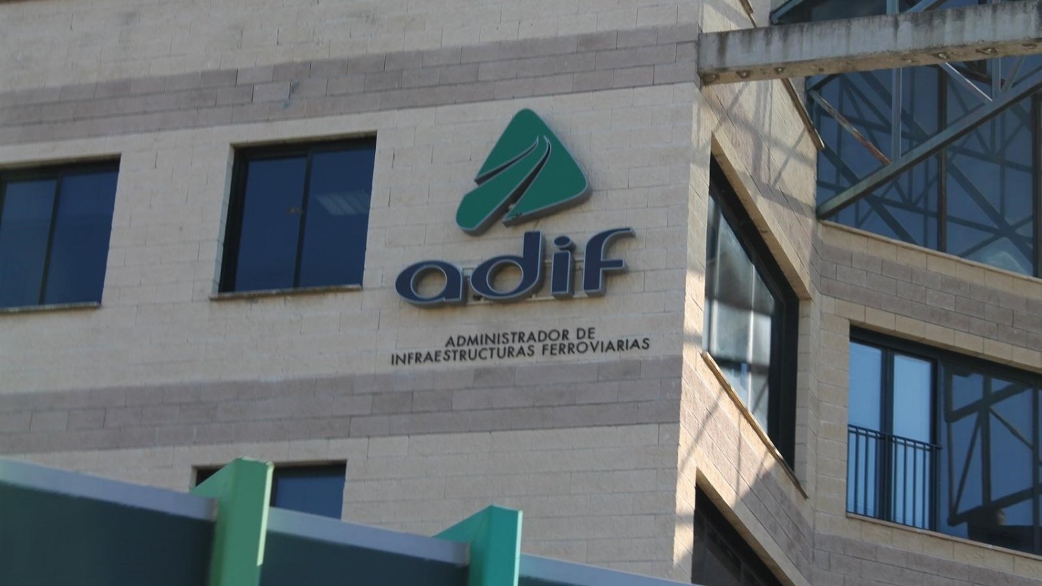 Adif saca a subasta pública 32 inmuebles de su propiedad en Andalucía
