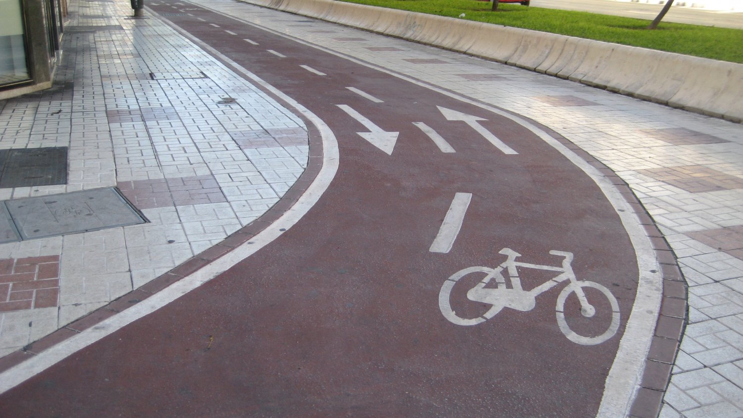 El Ayuntamiento contrata las obras del nuevo carril bici en las barriadas de Martinez de la Rosa y Miraflores