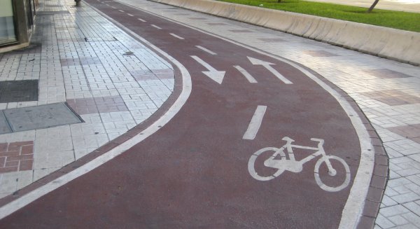 El Ayuntamiento contrata las obras del nuevo carril bici en las barriadas de Martinez de la Rosa y Miraflores