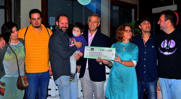 El Ayuntamiento y Estepona Solidaria entregan 10.200 euros para la investigación de la distrofia muscular