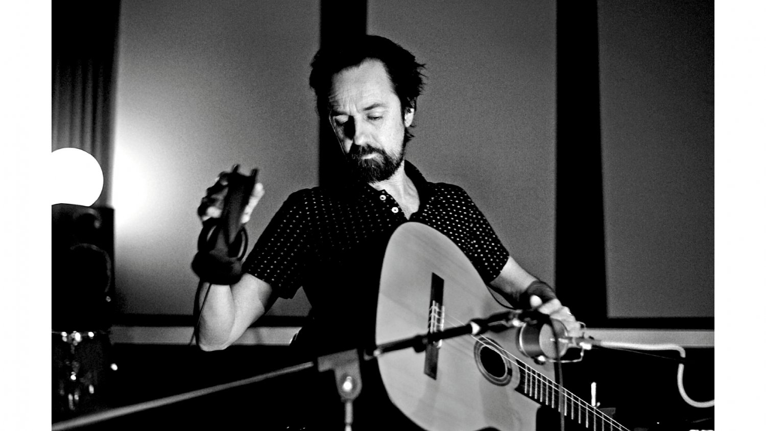 El músico Diego Vasallo expone su retrato a ritmo de baladas en el Centro María Victoria Atencia