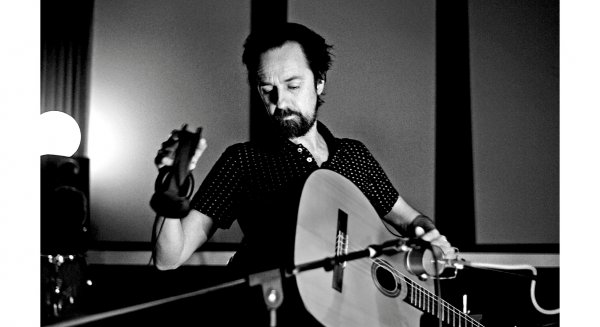 El músico Diego Vasallo expone su retrato a ritmo de baladas en el Centro María Victoria Atencia