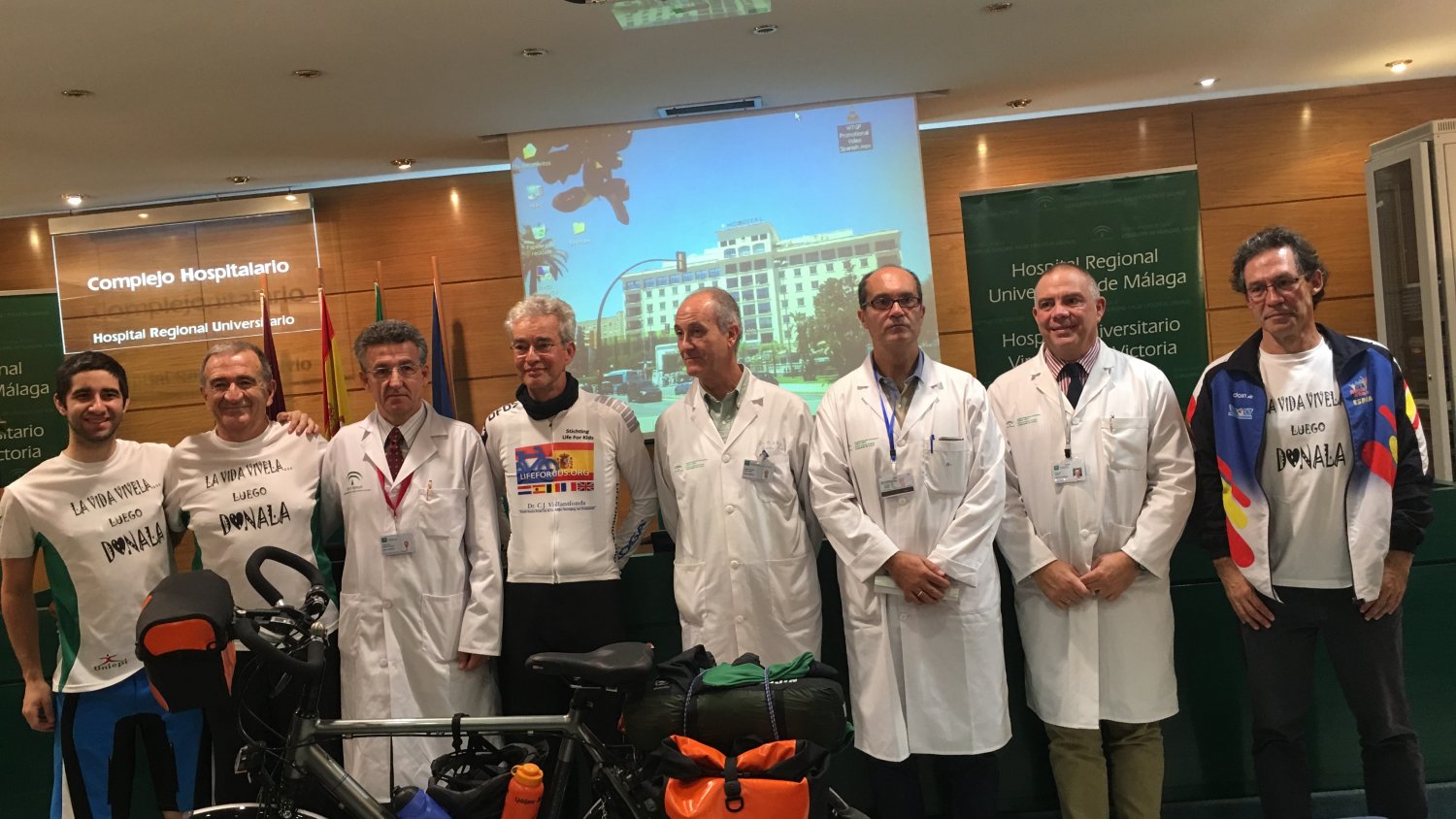 El Hospital Regional de Málaga recibe la visita de deportistas trasplantados que participan en el proyecto ‘Vida para la Infancia’