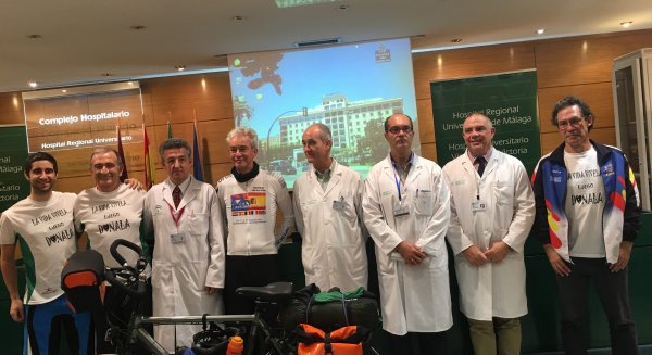 El Hospital Regional de Málaga recibe la visita de deportistas trasplantados que participan en el proyecto ‘Vida para la Infancia’