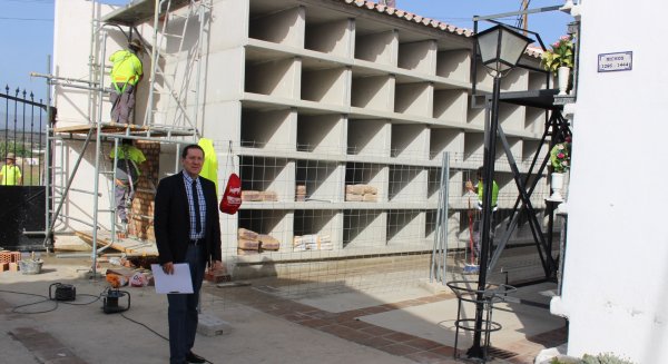 Vélez-Málaga efectúa mejoras en los cementerios municipales y el columbario del cerro de San Cristóbal