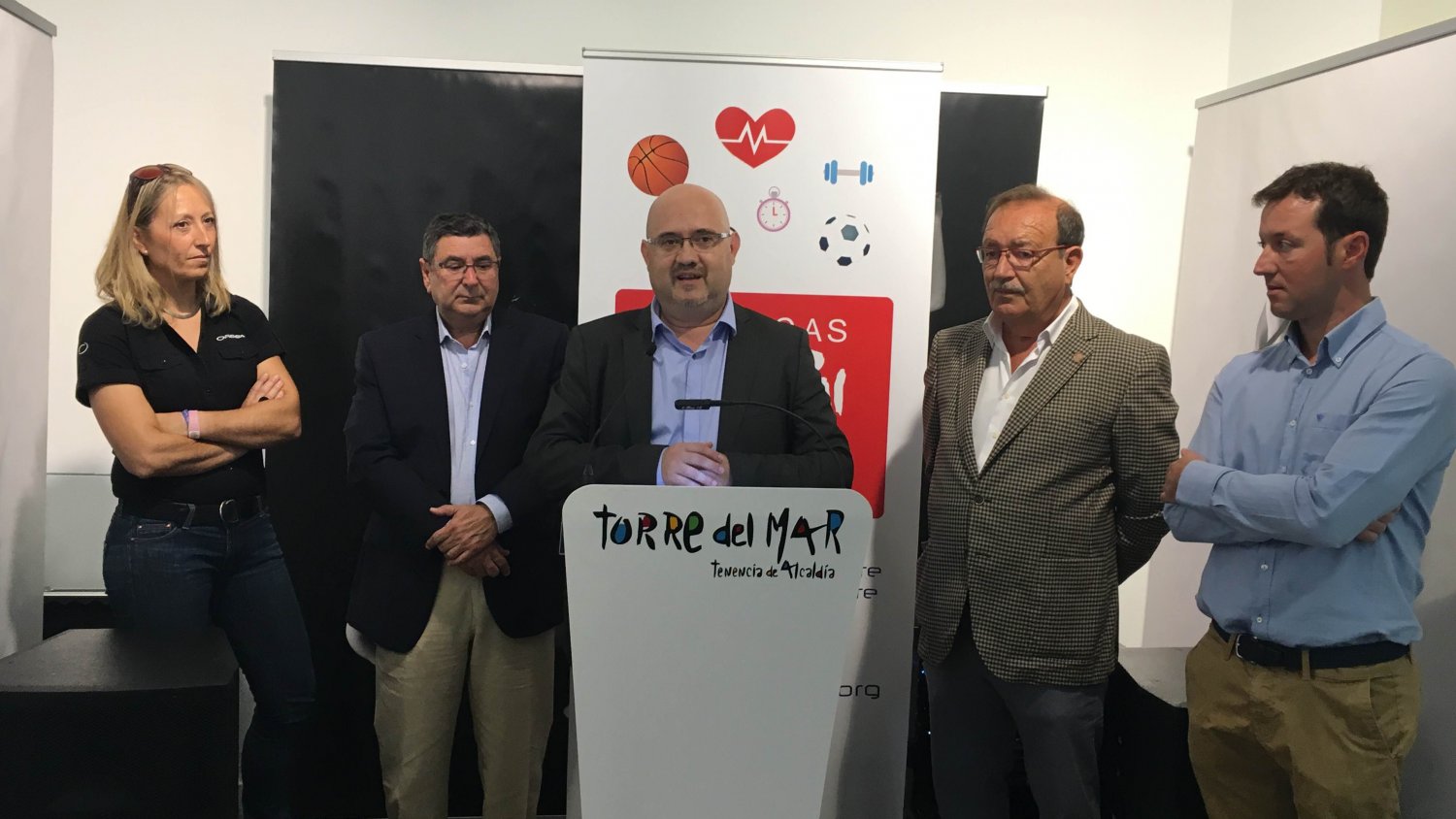 Inaugurada la exposición fotográfica “Identidad Esculpida” en la Oficina de Turismo de Torre del Mar