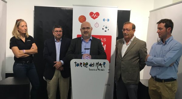 Inaugurada la exposición fotográfica “Identidad Esculpida” en la Oficina de Turismo de Torre del Mar