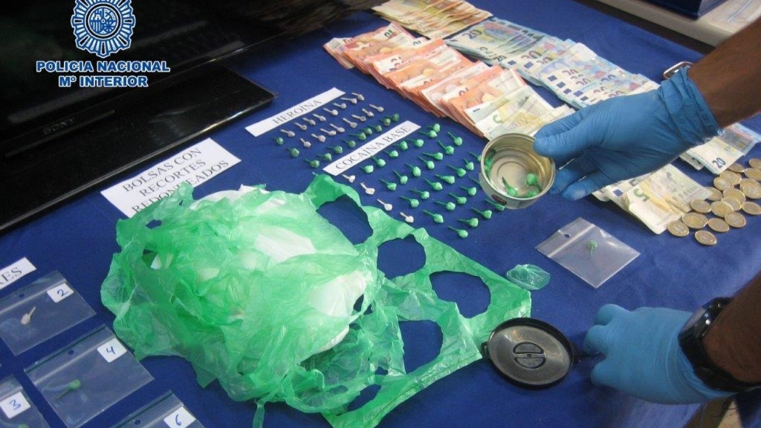 Desmantelan dos puntos de venta de droga en Mijas y detienen a cinco personas