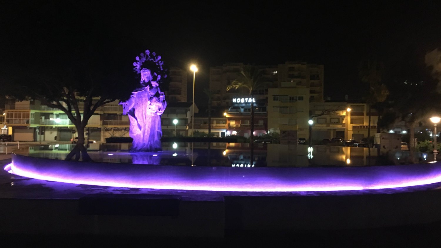 La Fuente de la Virgen del Carmen de Torre del Mar se ilumina de color rosa con motivo del Día Mundial Contra el Cáncer de Mama