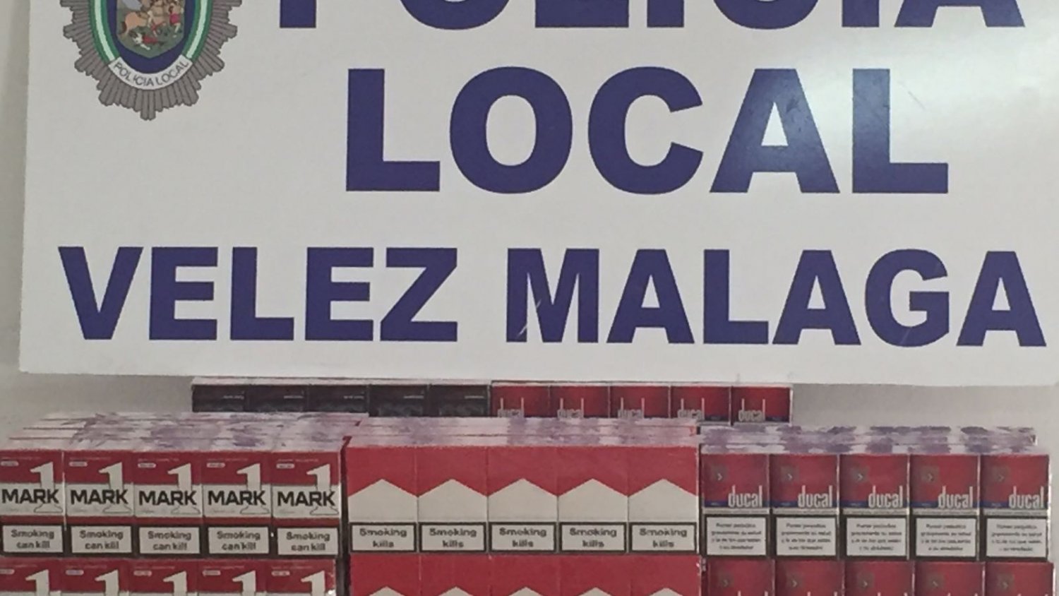 La Policía Local de Vélez-Málaga interviene un total de 410 cajetillas de tabaco ilegal en un kiosco