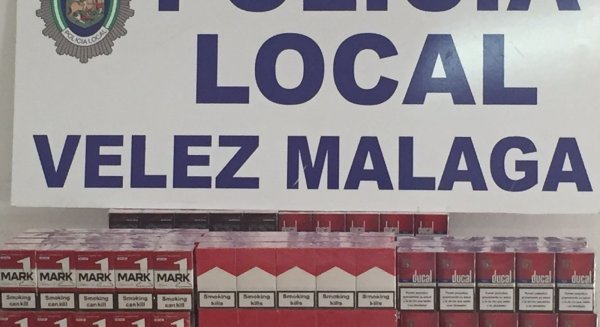 La Policía Local de Vélez-Málaga interviene un total de 410 cajetillas de tabaco ilegal en un kiosco
