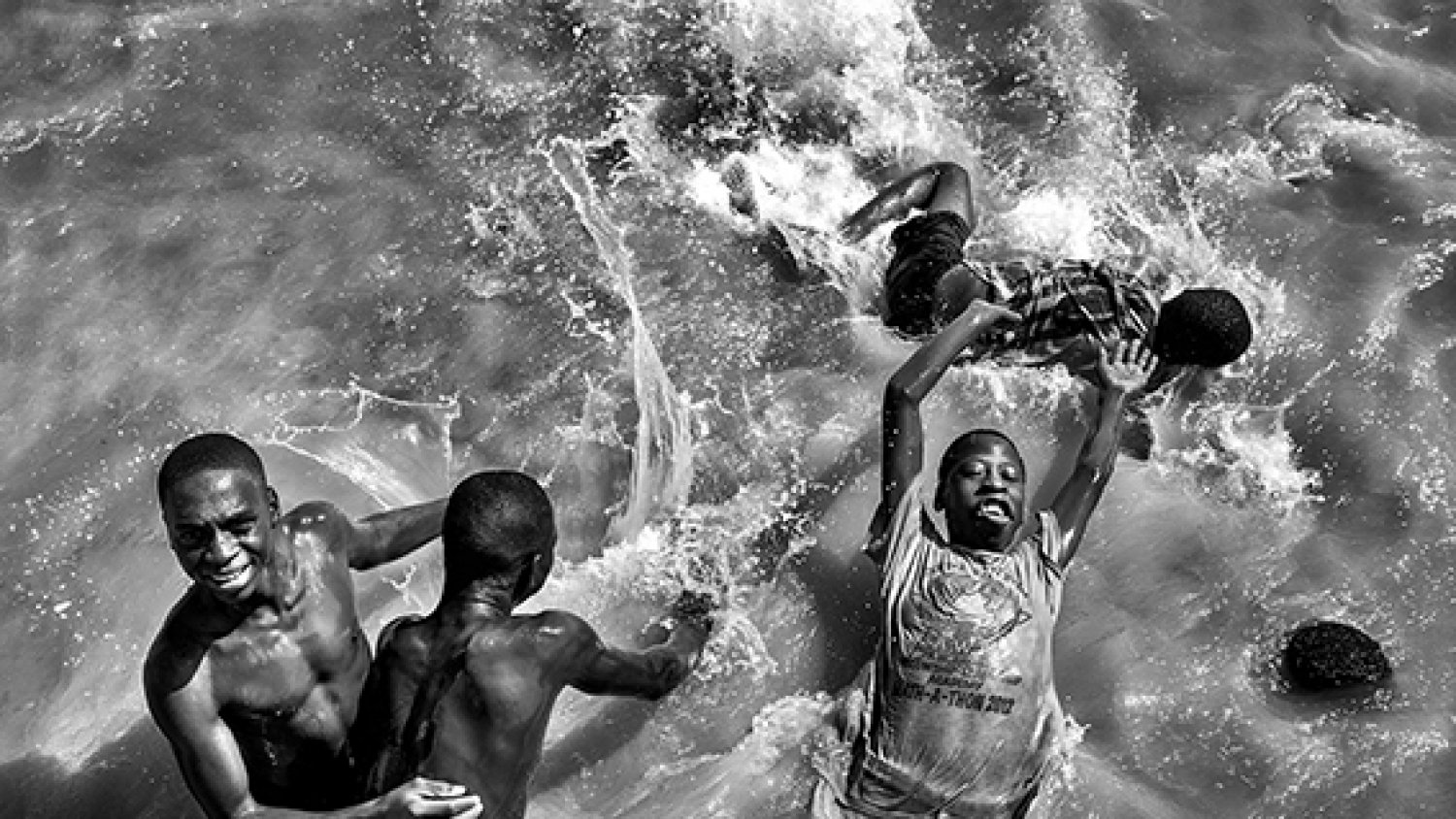 El fundador de la sociedad fotográfica, Manuel Viola, plasma la realidad de niños senegaleses en las salas de la coracha del MUPAM