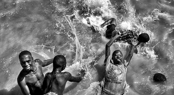 El fundador de la sociedad fotográfica, Manuel Viola, plasma la realidad de niños senegaleses en las salas de la coracha del MUPAM