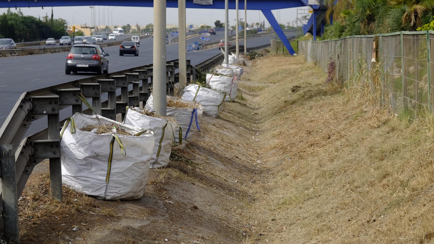 El Ayuntamiento de Málaga desbroza más de 25.000 m2 en cunetas de carreteras urbanas