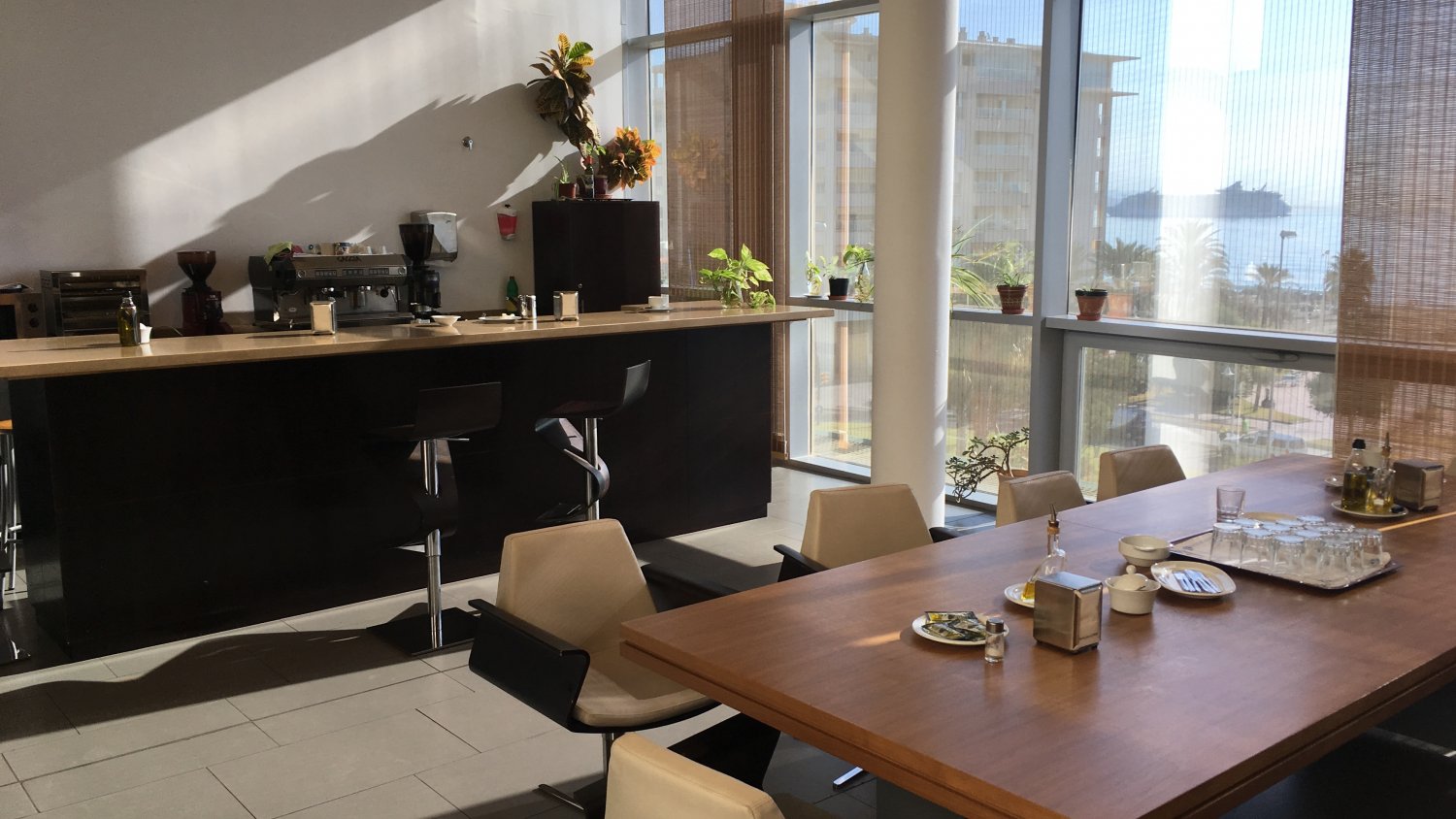 La cafetería de la Diputación sigue dando servicio gratuito ocho meses después de anunciar su cierre