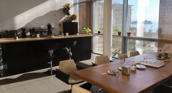 La cafetería de la Diputación sigue dando servicio gratuito ocho meses después de anunciar su cierre