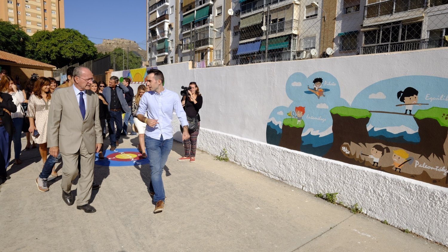 El Colegio Ciudad de Mobile se transforma gracias a la intervención artística de grafiteros de Bellas Artes