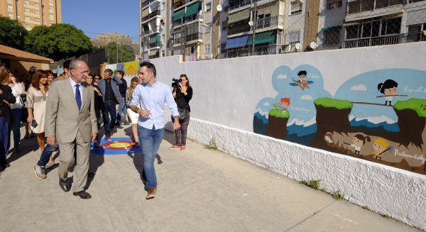 El Colegio Ciudad de Mobile se transforma gracias a la intervención artística de grafiteros de Bellas Artes
