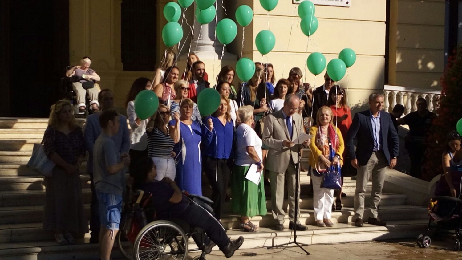 El alcalde de Málaga participa en la lectura del manifiesto por el Día Mundial de la Artritis