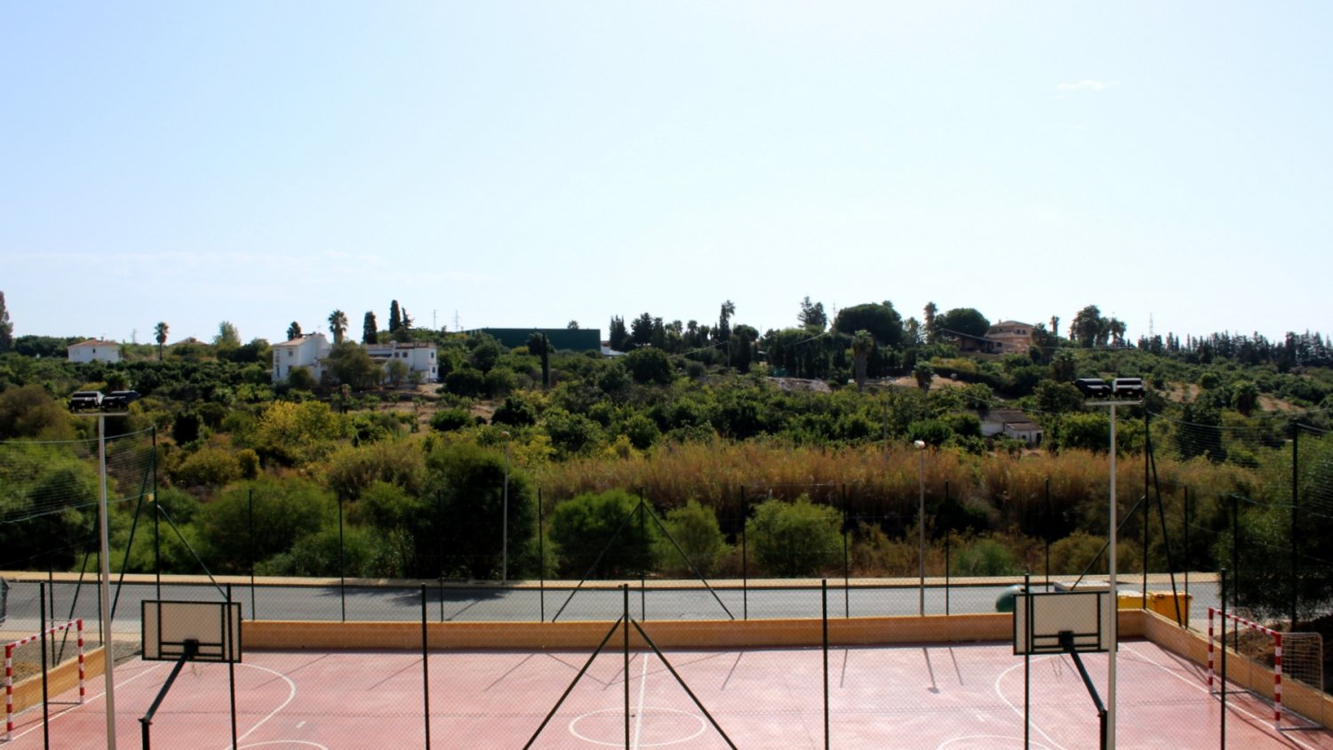 El plan del Ayuntamiento de Estepona para acercar el deporte a los barrios suma ya una veintena de pistas y circuitos gratuitos