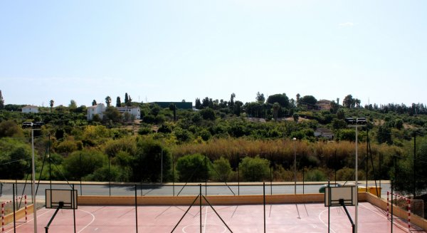 El plan del Ayuntamiento de Estepona para acercar el deporte a los barrios suma ya una veintena de pistas y circuitos gratuitos