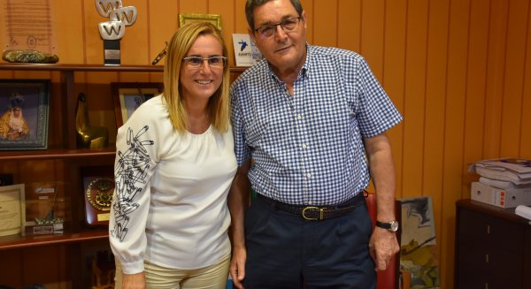 La alcaldesa de Fuengirola firma un acuerdo con la empresa Juma para sea patrocinadora de los actos del 175 aniversario
