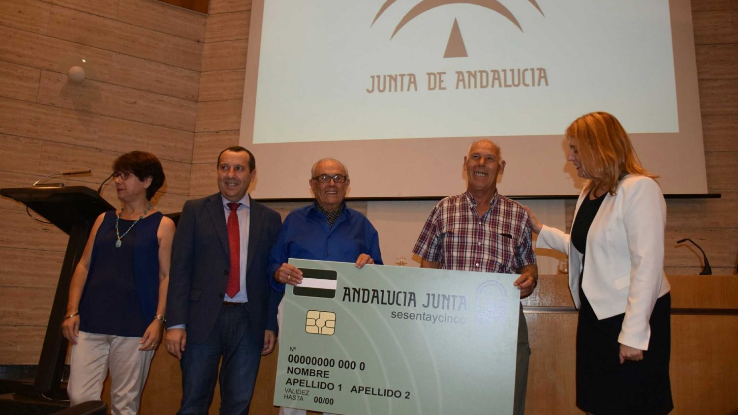 La tarjeta ‘Andalucía Junta sesentaycinco’ beneficia a más de 172.300 personas mayores en Málaga