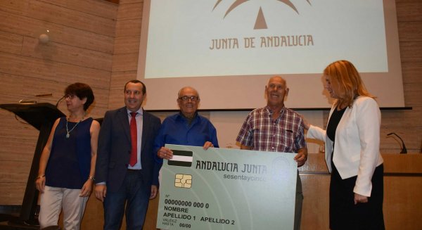 La tarjeta ‘Andalucía Junta sesentaycinco’ beneficia a más de 172.300 personas mayores en Málaga