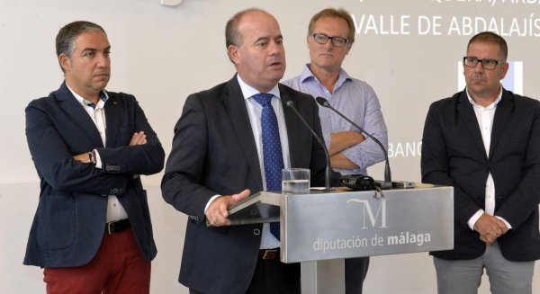 El Alcalde de Antequera asiste y participa en la presentación del proyecto DUSI Caminito del Rey en la Diputación de Málaga