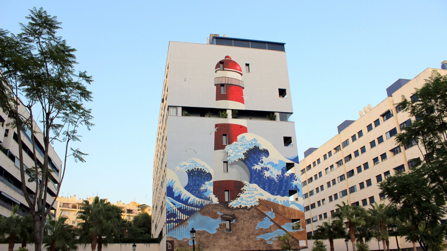 La Ruta de Murales Artísticos de Estepona incorpora una obra que representa un faro de 30 metros de altura