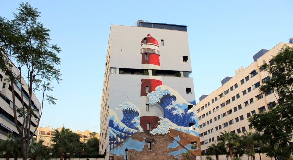 La Ruta de Murales Artísticos de Estepona incorpora una obra que representa un faro de 30 metros de altura