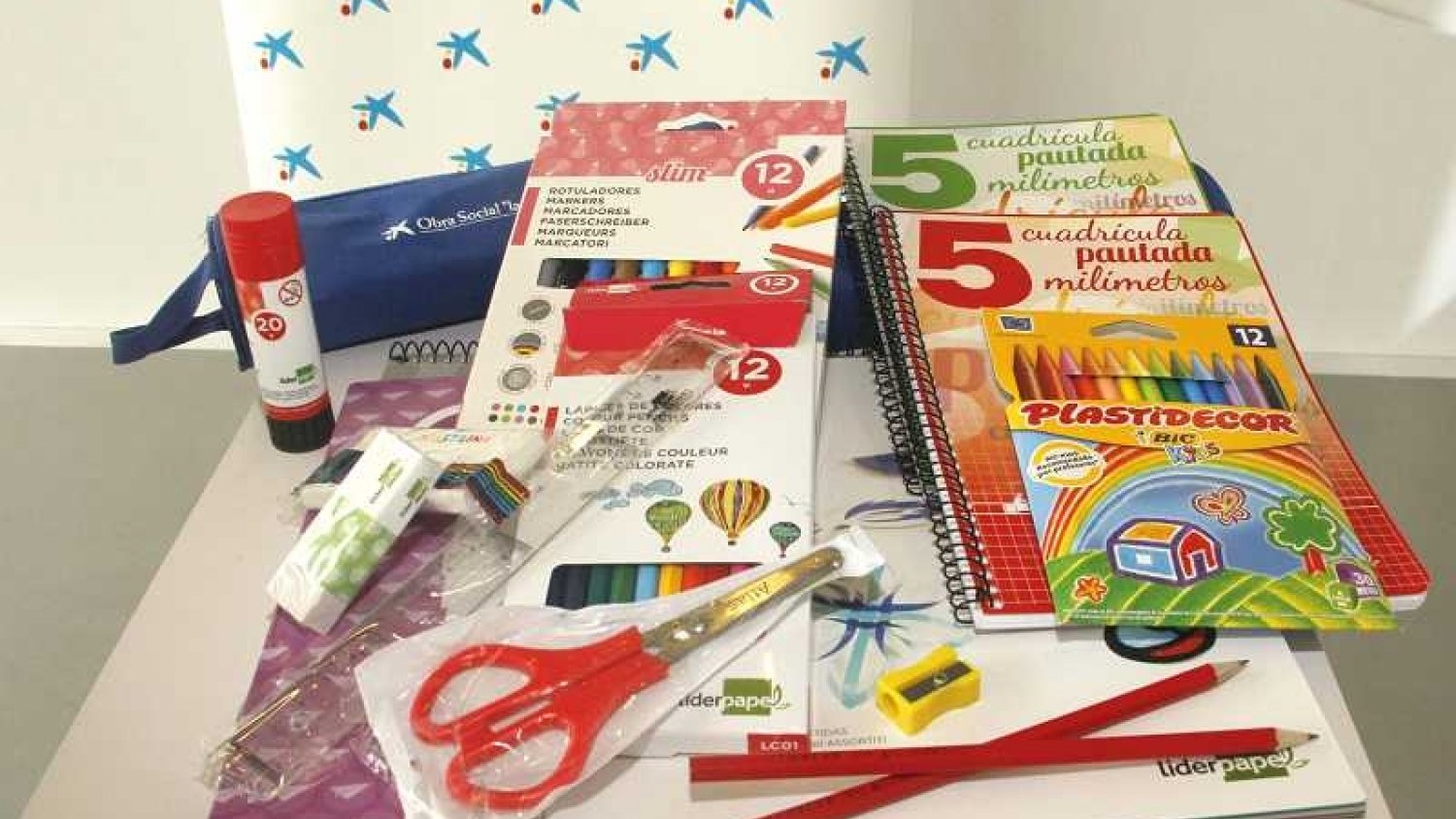 Torremolinos recibe 250 lotes de material escolar de la campaña ‘Tu material estrella’