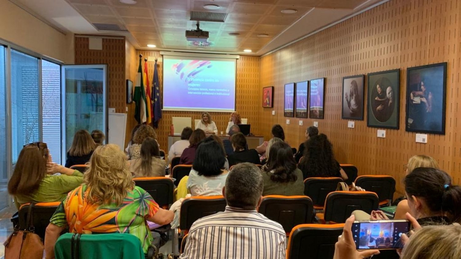 El Instituto Andaluz de la Mujer ofrece formación sobre violencia de género a 300 profesionales