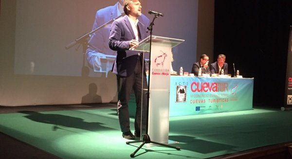 El consejero de Medio Ambiente defiende una gestión integral del patrimonio geológico asociada al desarrollo sostenible de las zonas rurales