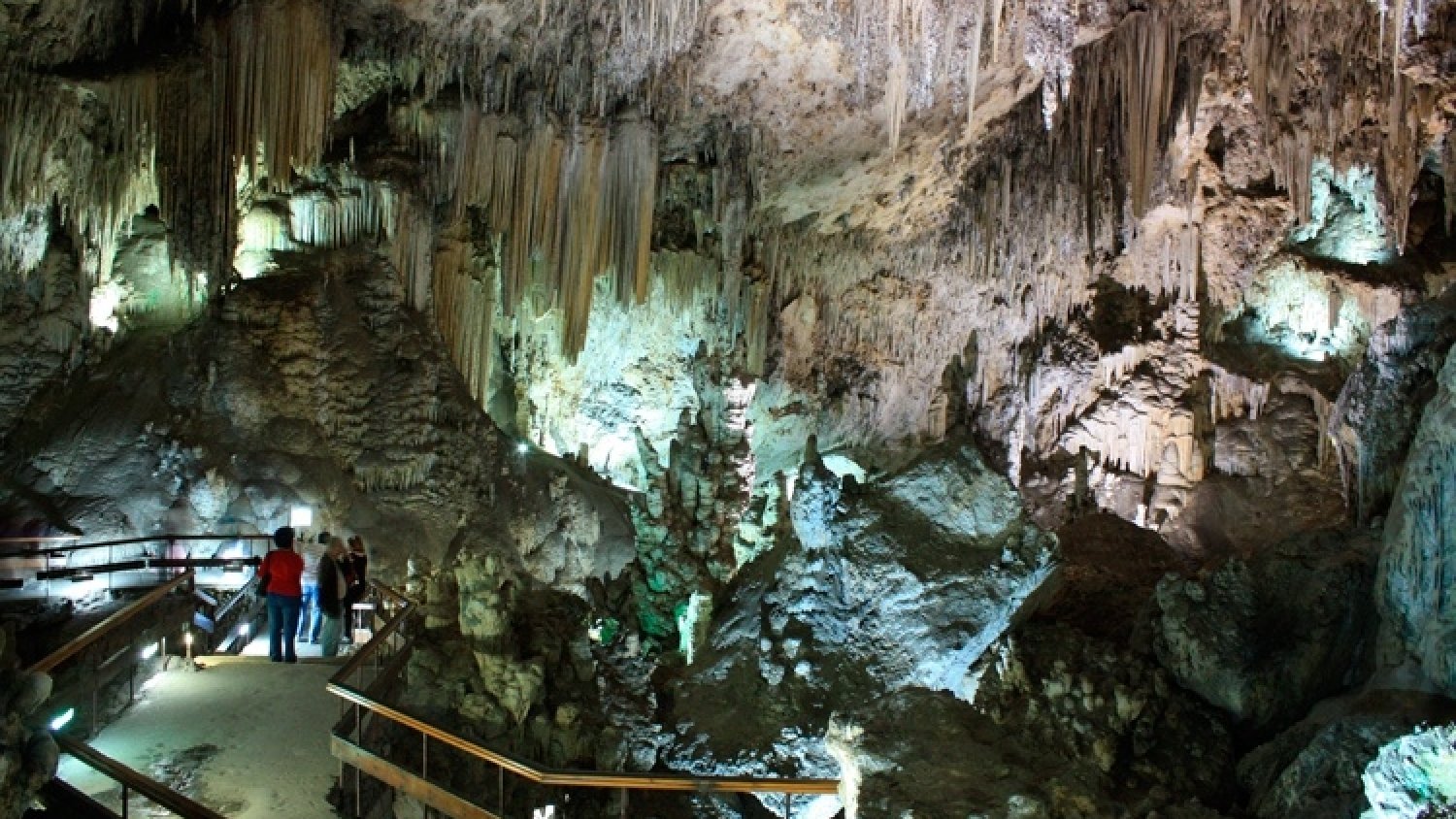 La Cueva de Nerja será estos días el centro neurálgico de las grutas turísticas del país
