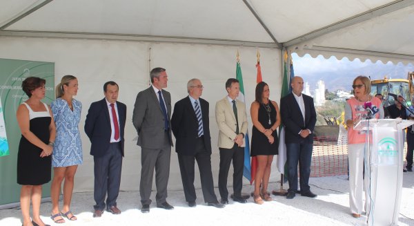 Adelaida de la Calle visita Mijas para la colocación de la primera piedra del CEIP Indira Gandhi