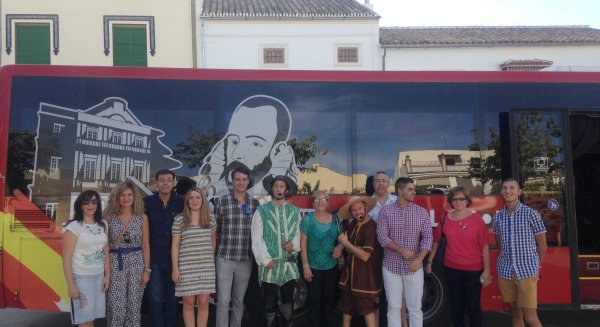 La Junta recuerda a Miguel de Cervantes en el IV Centenario de su muerte con un Teatro Bus itinerante