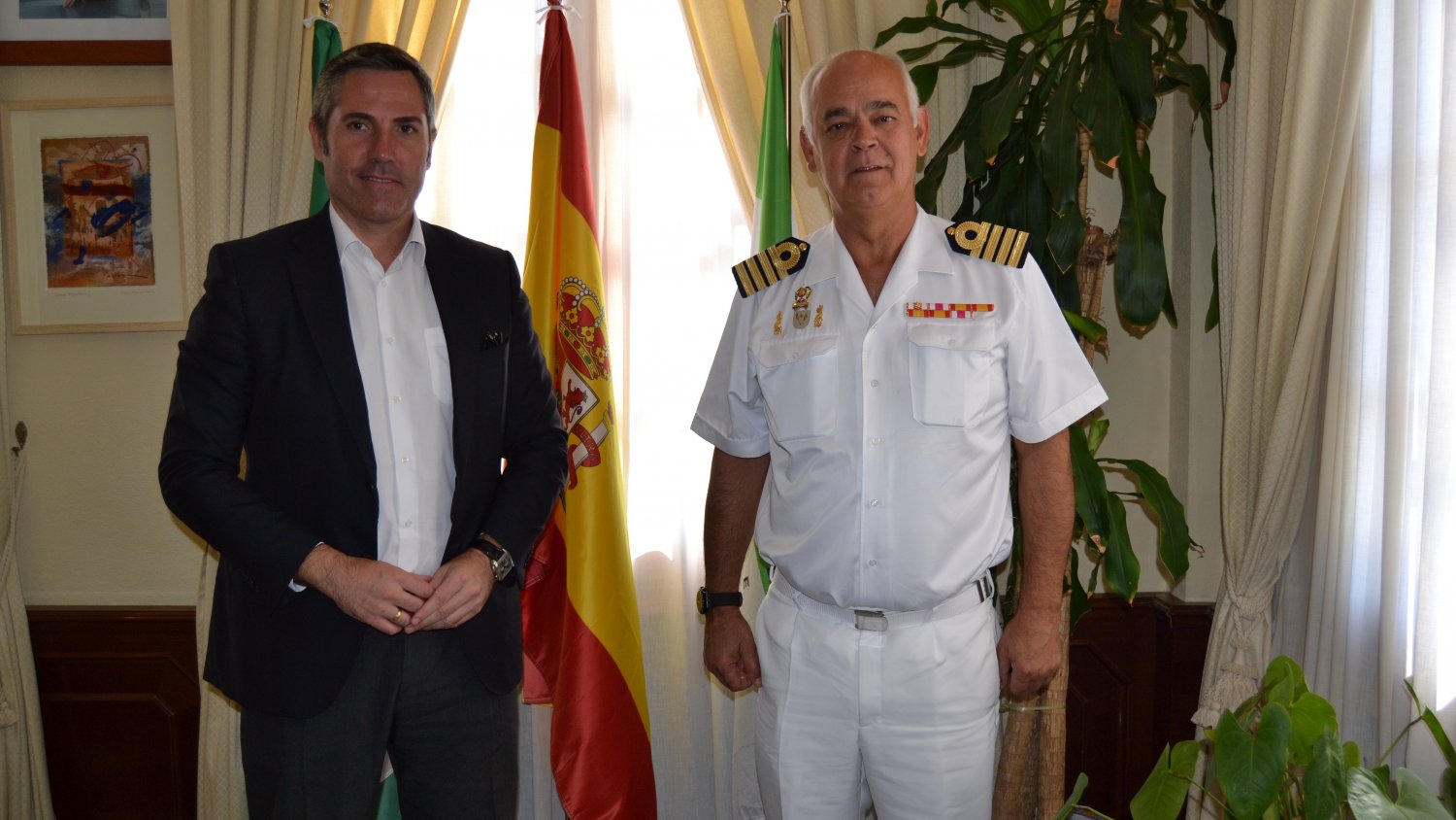 El Comandante Naval de Málaga visita el municipio mijeño