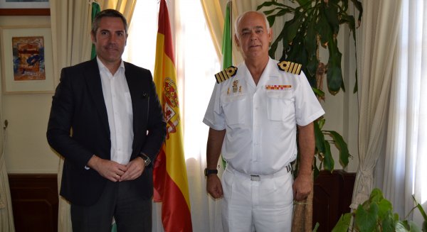 El Comandante Naval de Málaga visita el municipio mijeño