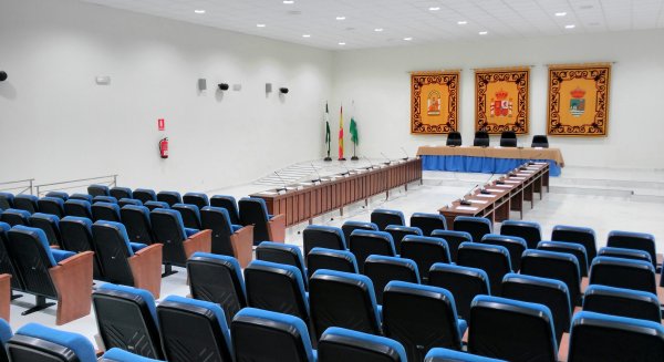 Estepona concluye las obras del nuevo salón de Plenos en el Palacio de Congresos