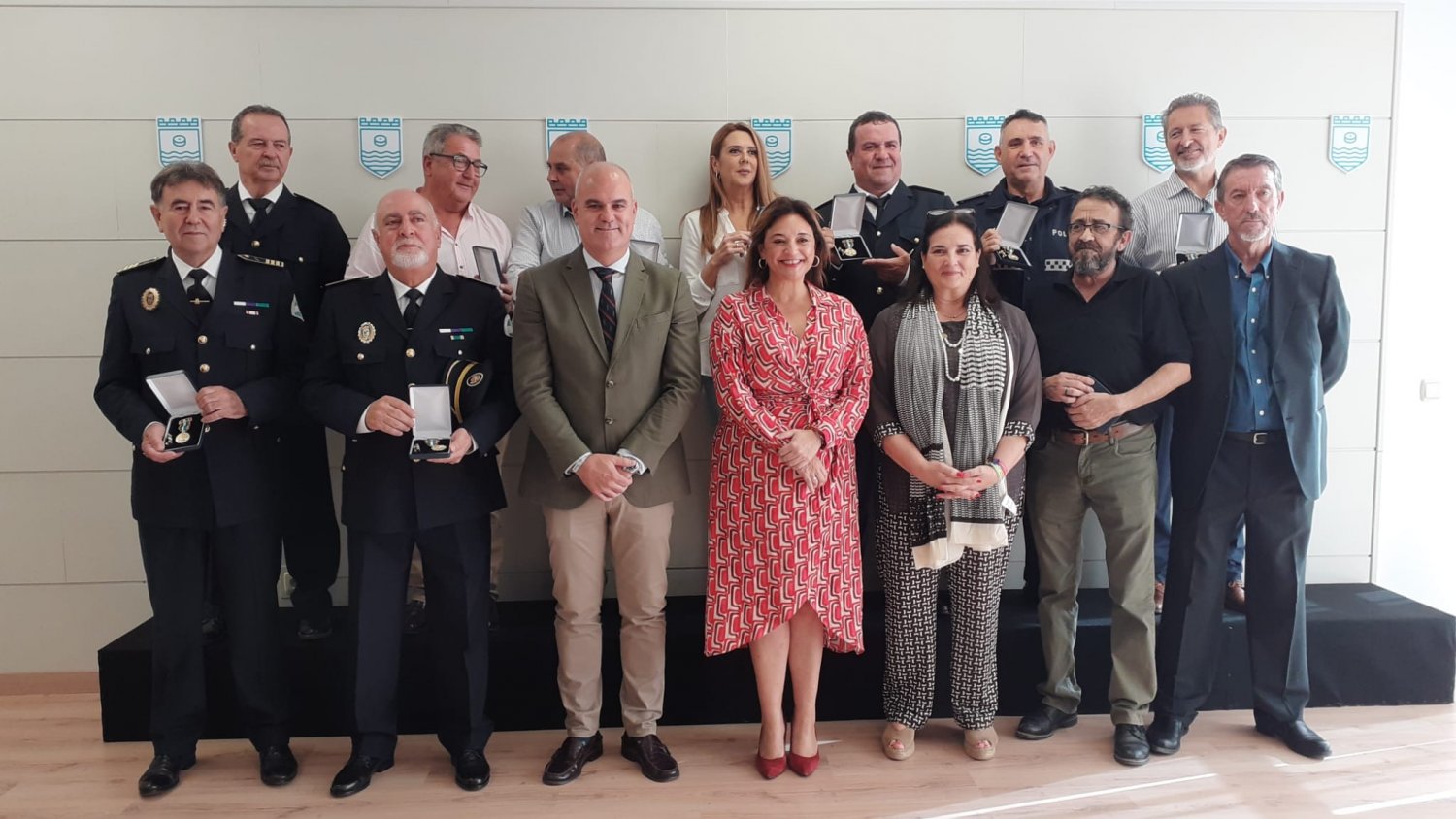 El Ayuntamiento de Torremolinos entrega unas distinciones a agentes jubilados de la Policía Local
