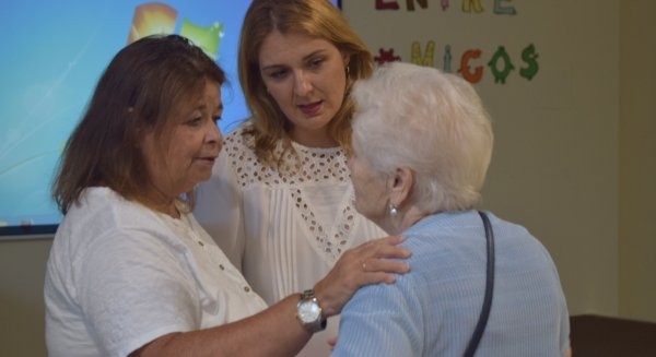 La delegada de Políticas Sociales destaca la colaboración con las entidades en la atención en los cuidados a los familiares de enfermos de Alzheimer
