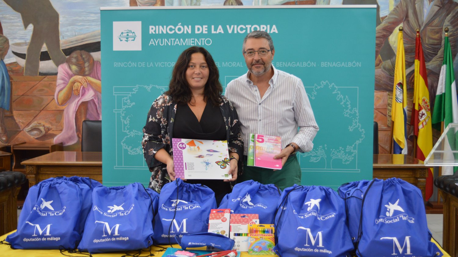Rincón de la Victoria distribuye 190 lotes de material escolar entre las familias con menores recursos