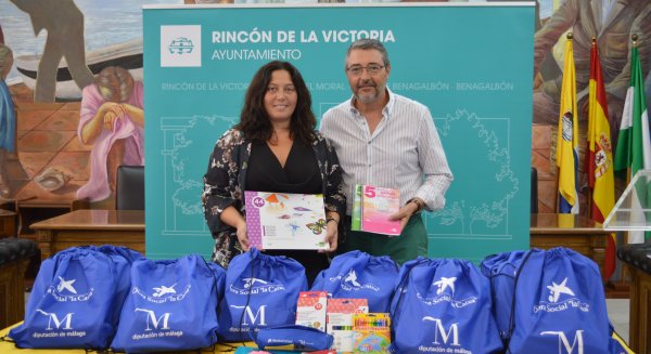 Rincón de la Victoria distribuye 190 lotes de material escolar entre las familias con menores recursos