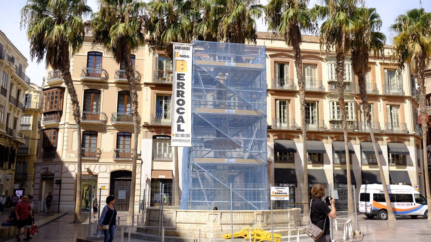El Ayuntamiento de Málaga restaura la fuente de Génova en la plaza de la Constitución