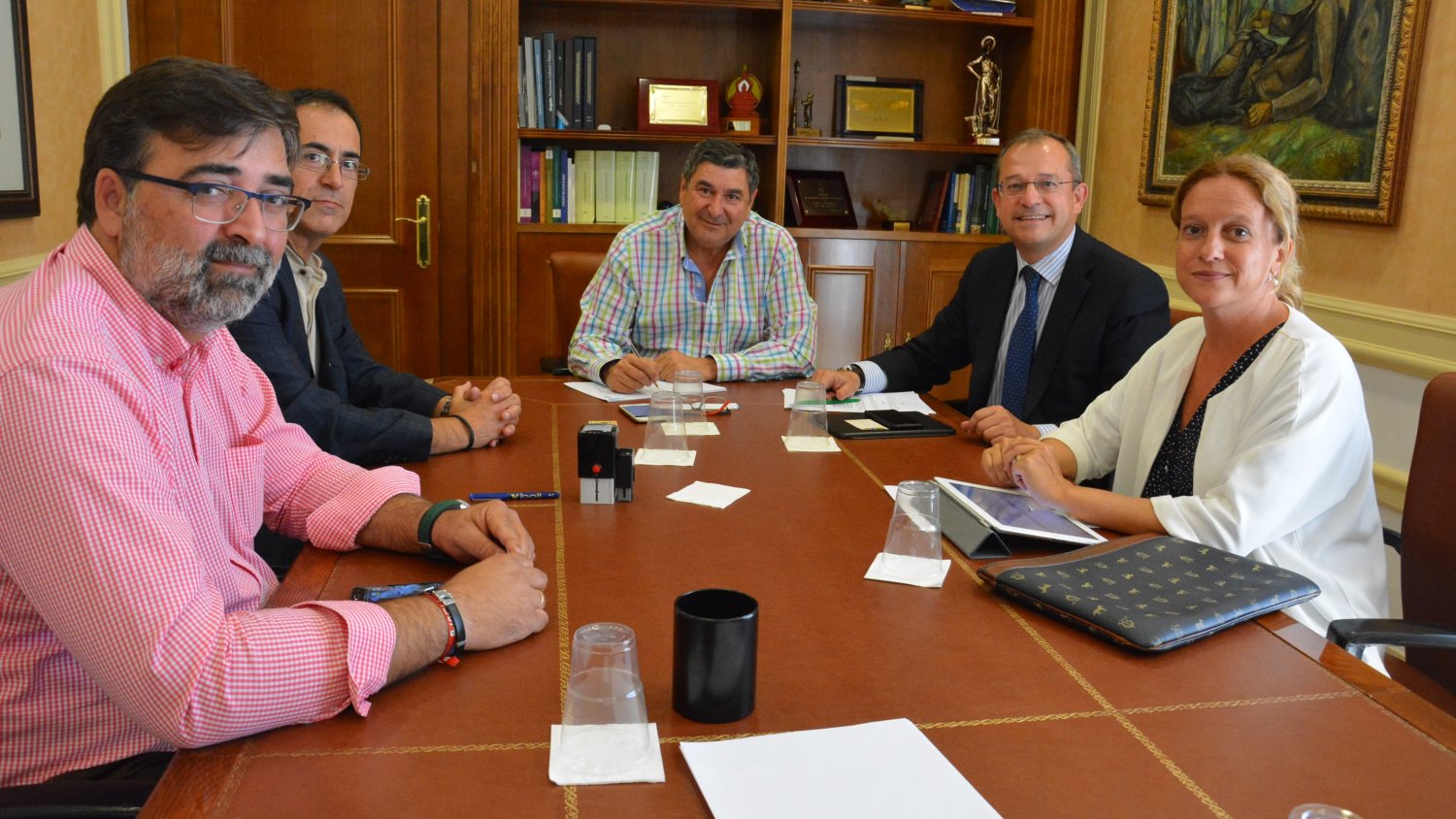 El alcalde de Vélez-Málaga firma los préstamos de tres millones de euros para acometer inversiones que “garantizarán el desarrollo económico del municipio”