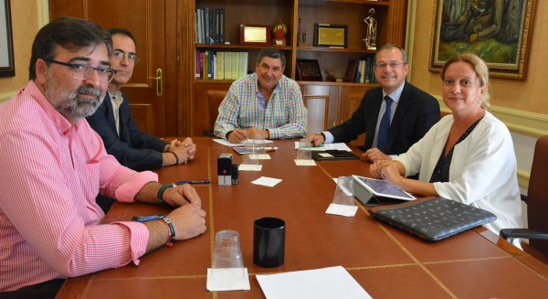 El alcalde de Vélez-Málaga firma los préstamos de tres millones de euros para acometer inversiones que “garantizarán el desarrollo económico del municipio”