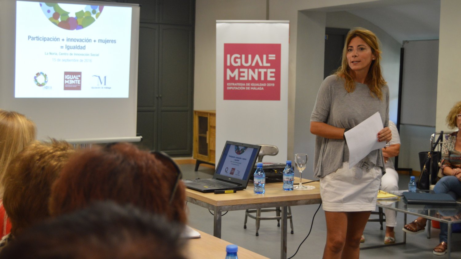 Medio centenar de representantes de asociaciones de mujeres se forman en La Noria